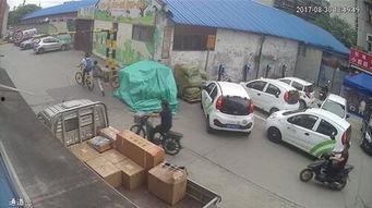 警察抓人吃瓜现场,围观群众吃瓜热议