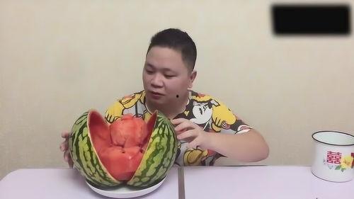 新兴小伙吃瓜事件,揭秘网络舆论背后的真相与反思