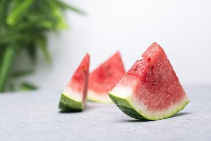 梦到两个人吃瓜,揭秘梦中两人共享瓜果的神秘寓意