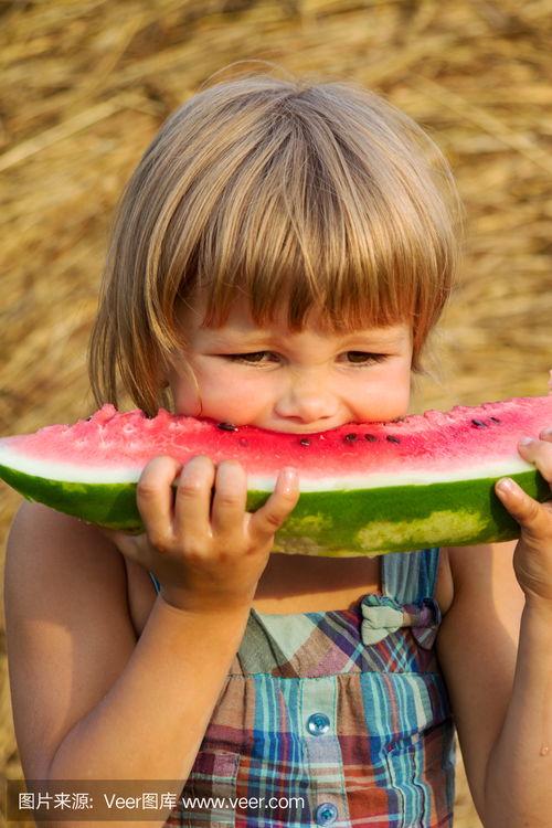 女孩吃瓜照片,女孩吃瓜照片背后的故事