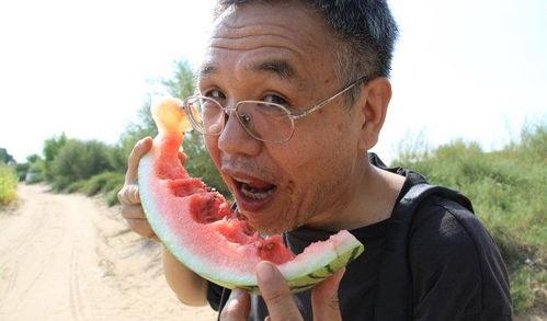 带你吃瓜奇葩的雕塑,带你领略“带你吃瓜”雕塑的独特魅力