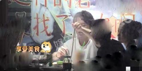 女生聚餐吃瓜图片,女生聚餐欢乐时光