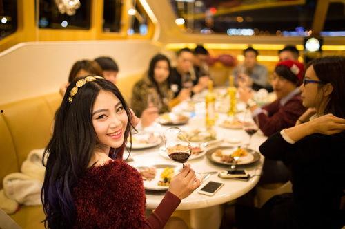 女生聚餐吃瓜图片,女生聚餐欢乐时光