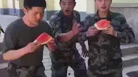 男子比赛吃瓜