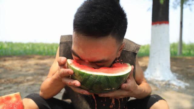 男子比赛吃瓜