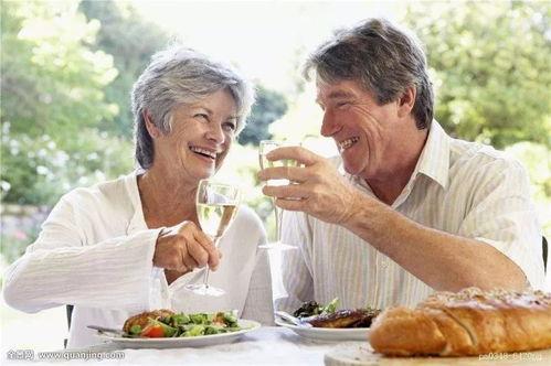 做梦喂老人吃瓜,温馨喂瓜，传承孝道温情