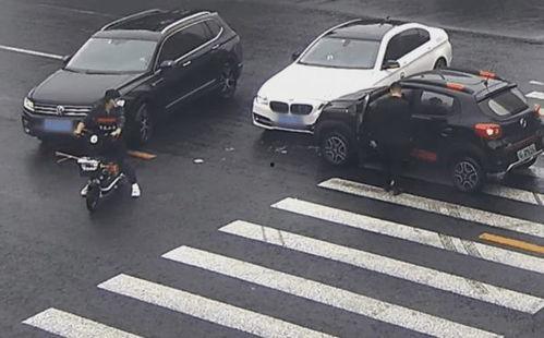 车辆事故吃瓜现场