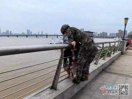 爬栏杆女孩吃瓜,揭秘网络热点的背后故事