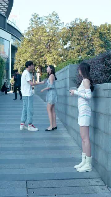 吃瓜两情侣吵架,情侣吵架引发的甜蜜风波